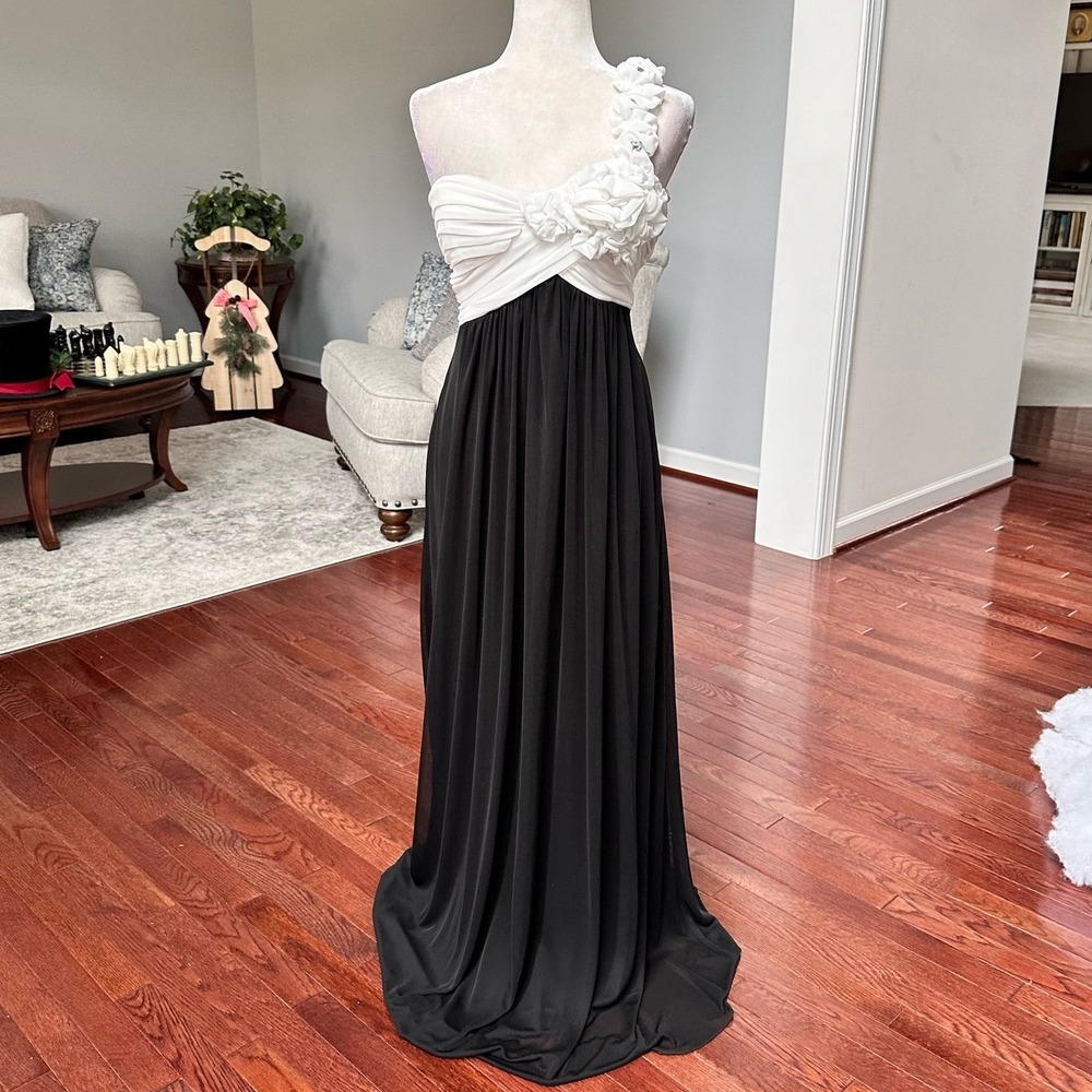 Vintage City Triangles Black White One Shoulder 3D Floral Rhinestone Gown Dress